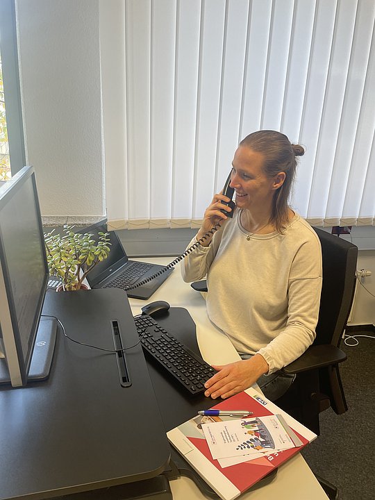 Anissa Schuchert am Telefon